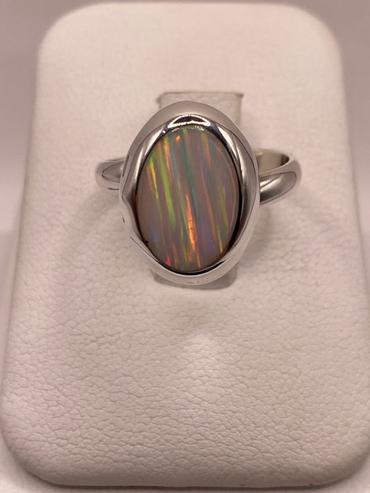 Anillo Ajustable de Plata .925 con Ópalo de Fuego Ovalado Diseño Elegante en báscula mostrando peso