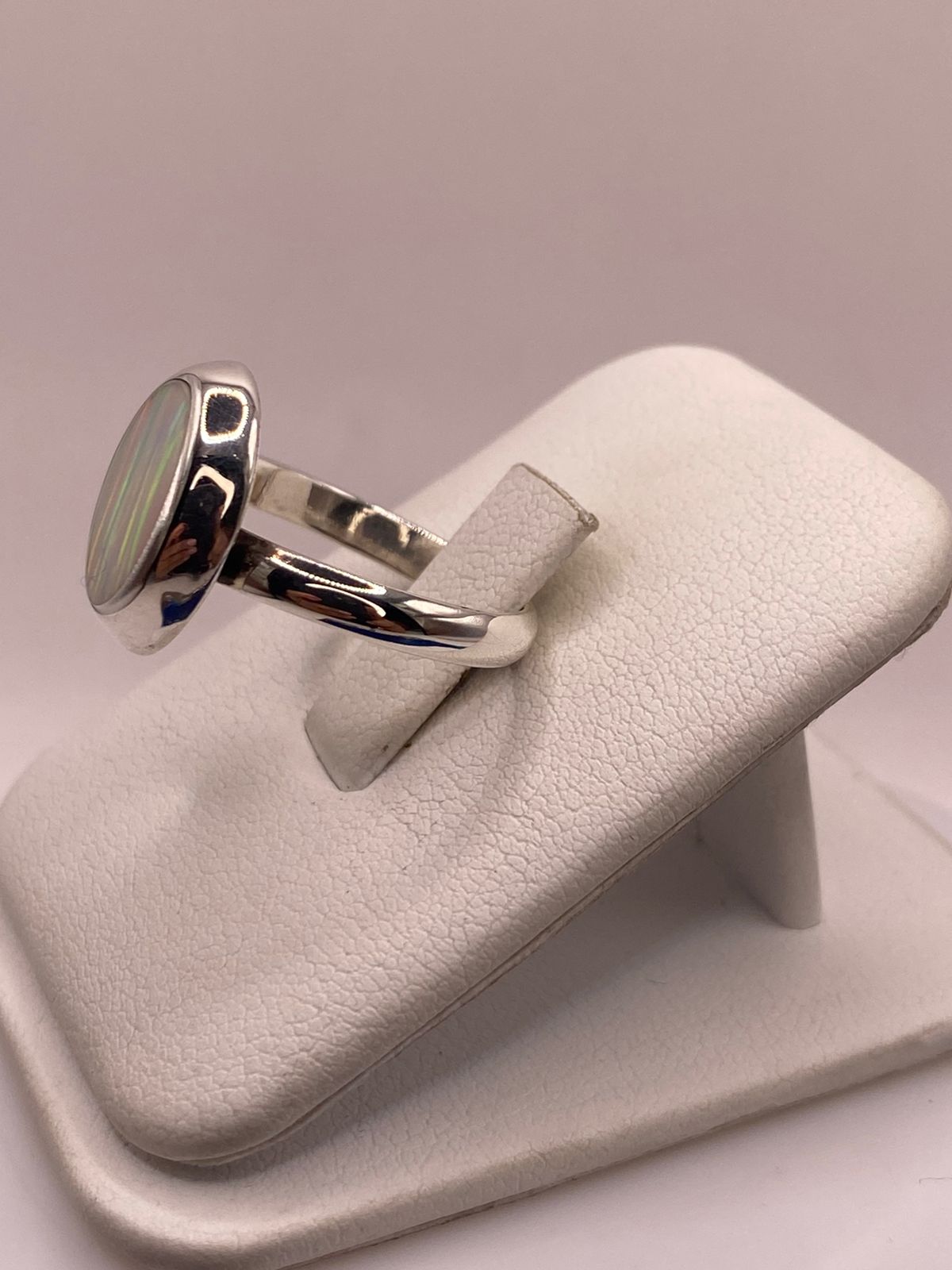 Anillo Ajustable de Plata .925 con Ópalo de Fuego Ovalado Diseño Elegante, vista lateral