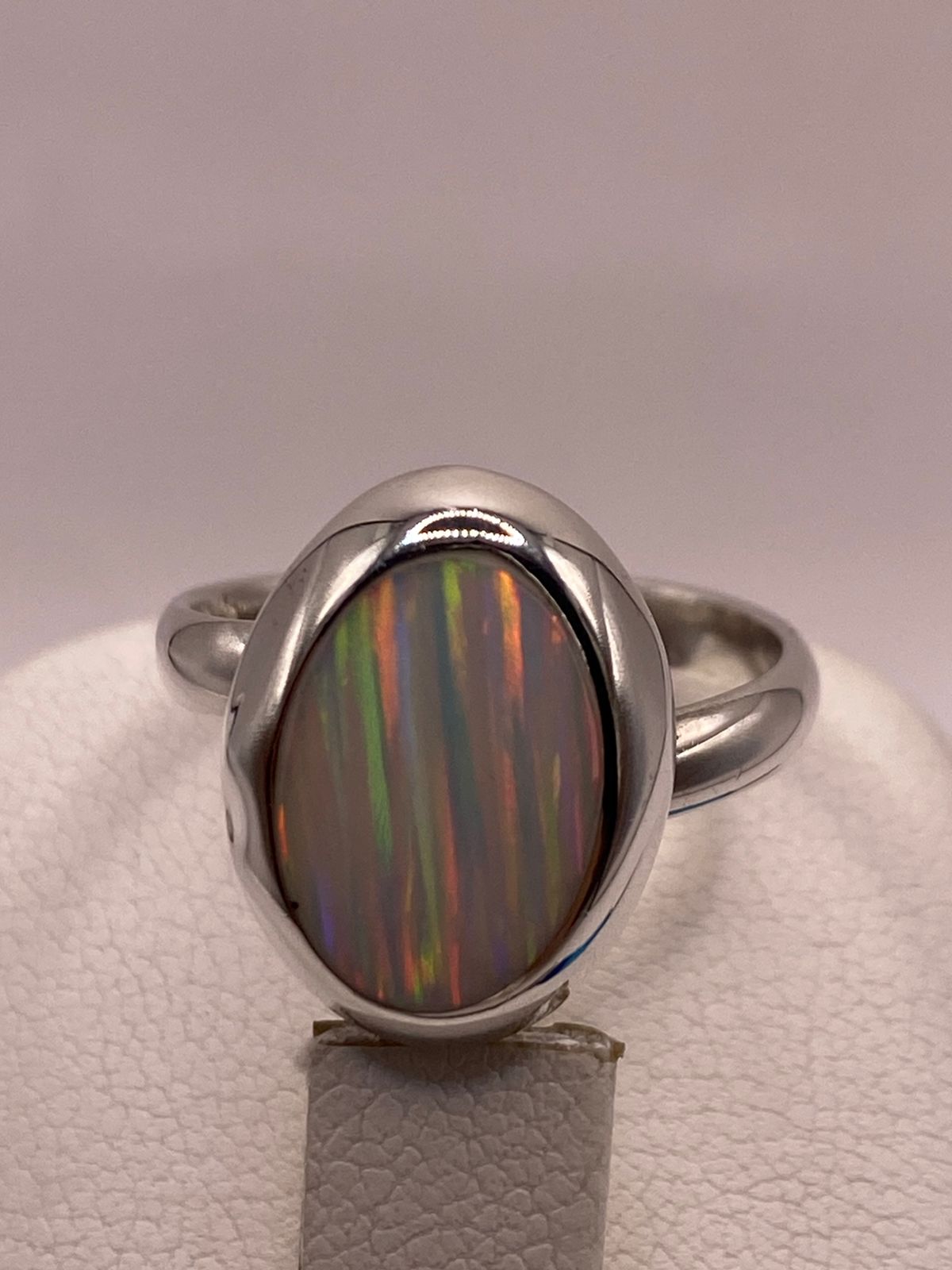 Anillo Ajustable de Plata .925 con Ópalo de Fuego Ovalado Diseño Elegante, vista superior