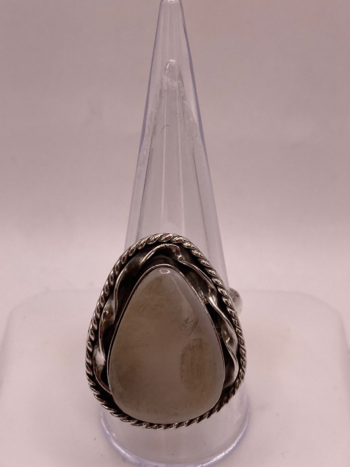 Anillo Ajustable de Plata 925 con Piedra Jade Marfil, vista frontal