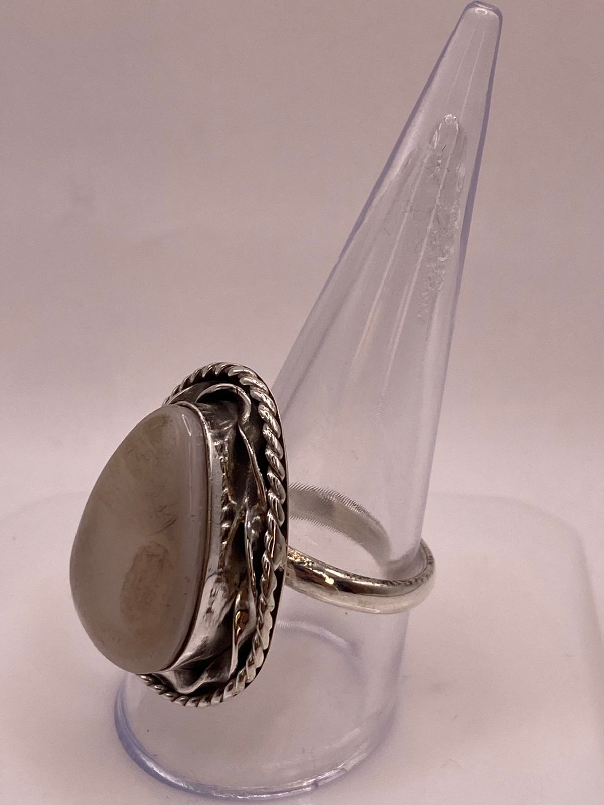 Anillo Ajustable de Plata 925 con Piedra Jade Marfil, vista lateral
