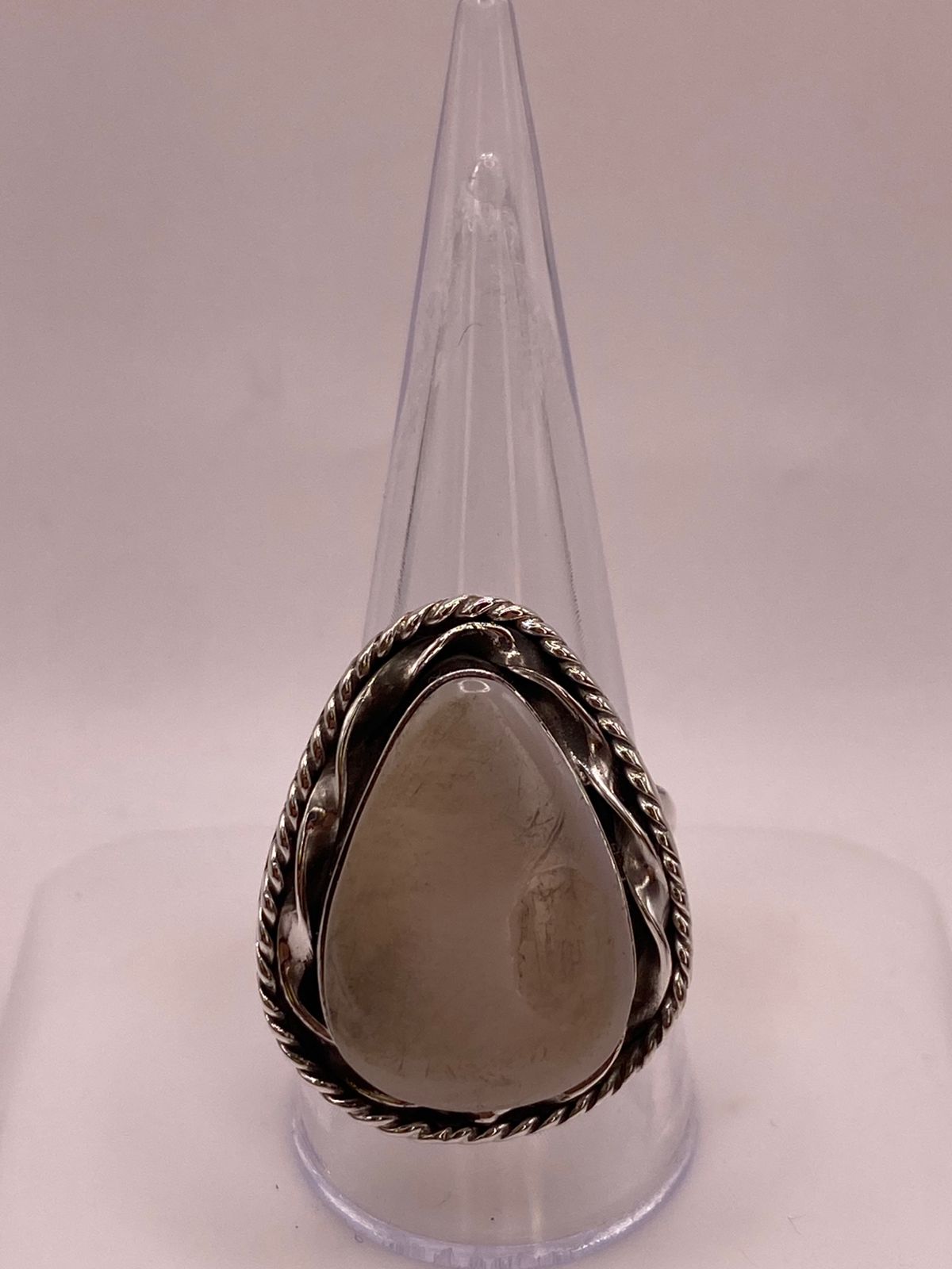 Anillo Ajustable de Plata 925 con Piedra Jade Marfil — vista lateral
