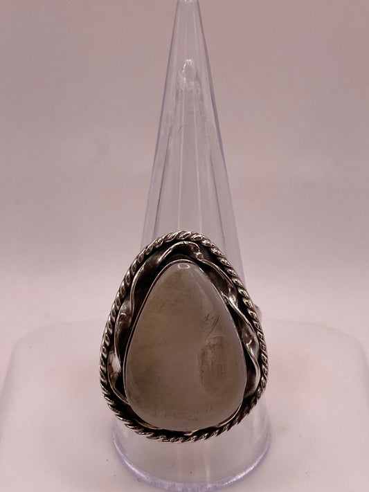 Anillo Ajustable de Plata 925 con Piedra Jade Marfil — vista lateral
