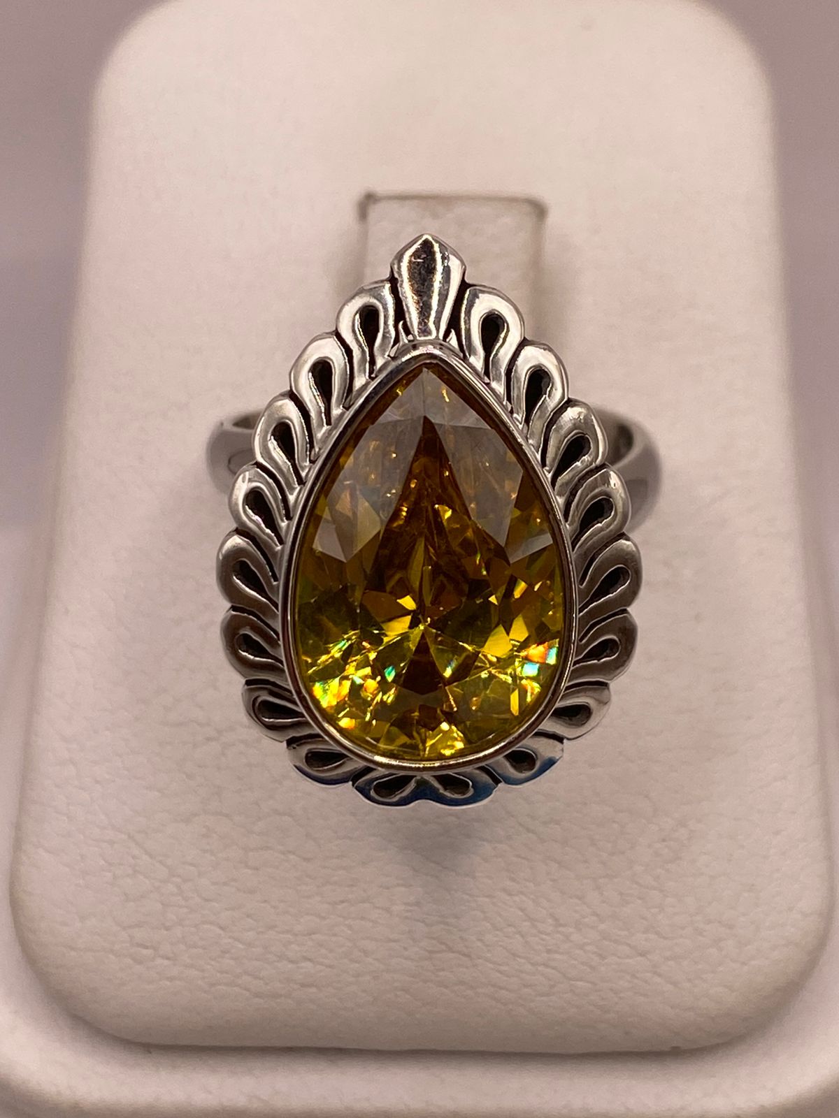 Anillo Ajustable de Plata 925 con Zirconia Gota, Diseño Calado, vista frontal