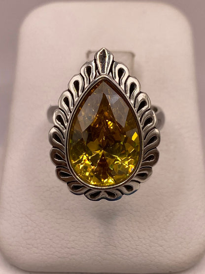Anillo Ajustable de Plata 925 con Zirconia Gota, Diseño Calado en báscula mostrando peso