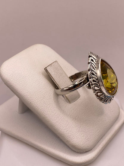 Anillo Ajustable de Plata 925 con Zirconia Gota, Diseño Calado, vista lateral