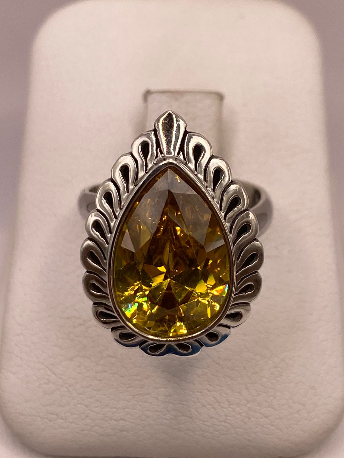 Anillo Ajustable de Plata 925 con Zirconia Gota, Diseño Calado, vista de detalle