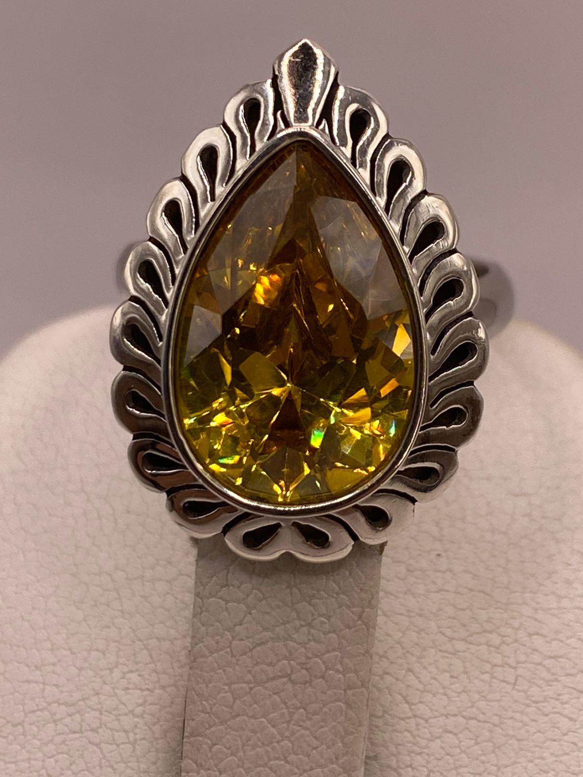 Anillo Ajustable de Plata 925 con Zirconia Gota, Diseño Calado, vista superior