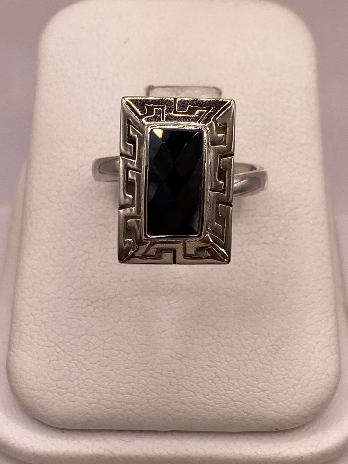 Anillo Ajustable de Plata 925 con Zirconia Negra Rectangular y Diseño de Grecas — ángulo diagonal