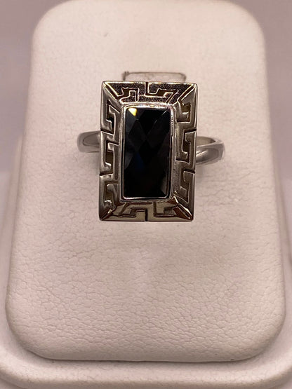 Anillo Ajustable de Plata 925 con Zirconia Negra Rectangular y Diseño de Grecas — ángulo diagonal
