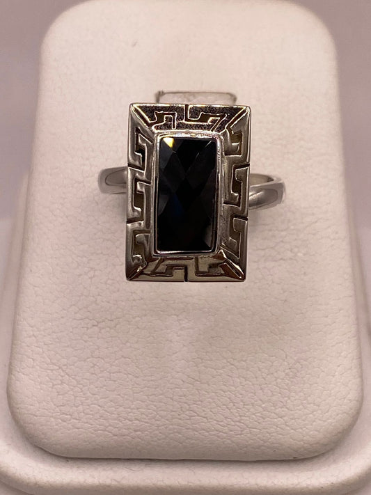 Anillo Ajustable de Plata 925 con Zirconia Negra Rectangular y Diseño de Grecas — ángulo diagonal