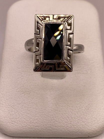 Anillo Ajustable de Plata 925 con Zirconia Negra Rectangular y Diseño de Grecas, vista frontal