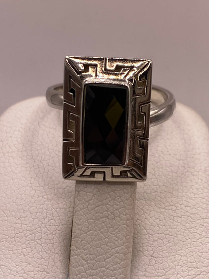 Anillo Ajustable de Plata 925 con Zirconia Negra Rectangular y Diseño de Grecas, vista de detalle