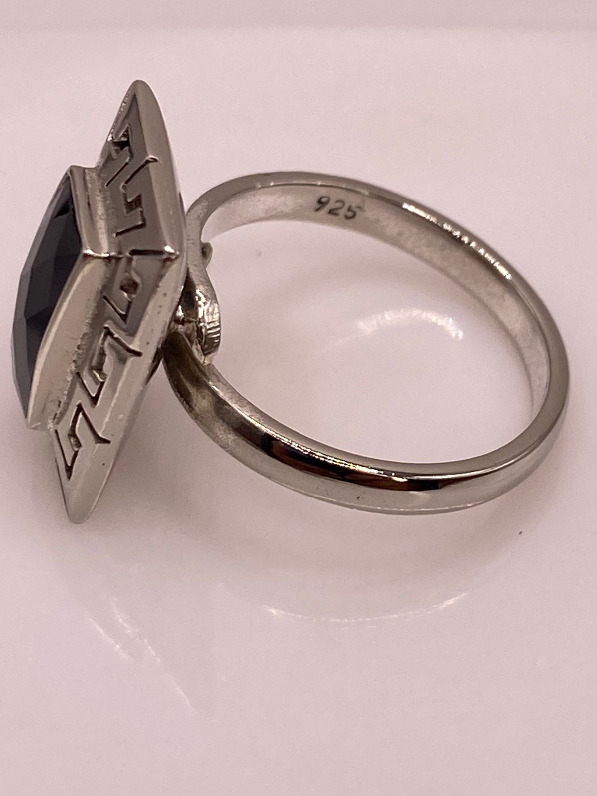 Anillo Ajustable de Plata 925 con Zirconia Negra Rectangular y Diseño de Grecas, sello de autenticidad Plata Ley .925