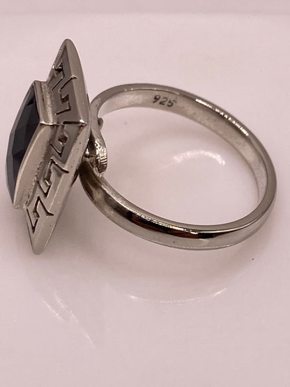 Anillo Ajustable de Plata 925 con Zirconia Negra Rectangular y Diseño de Grecas, sello de autenticidad Plata Ley .925