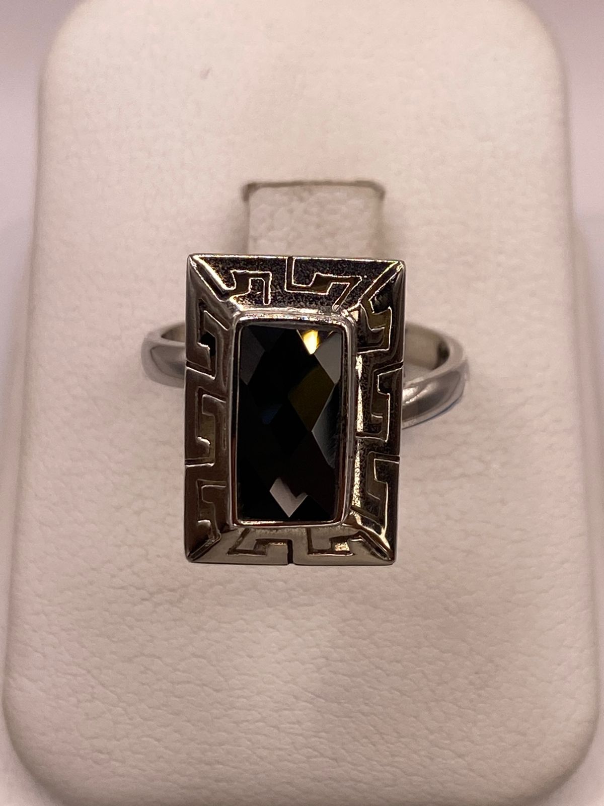 Anillo Ajustable de Plata 925 con Zirconia Negra Rectangular y Diseño de Grecas, vista lateral