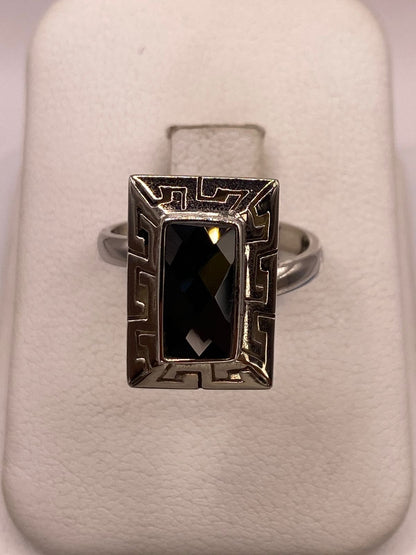 Anillo Ajustable de Plata 925 con Zirconia Negra Rectangular y Diseño de Grecas, vista lateral
