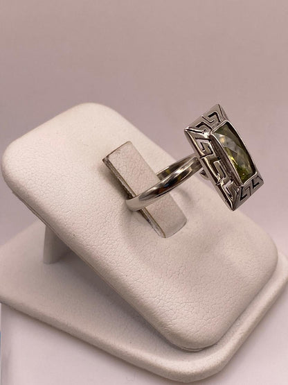 Anillo Ajustable de Plata 925 con Zirconia Verde Olivo, Diseño Rectangular con Grecas, vista lateral