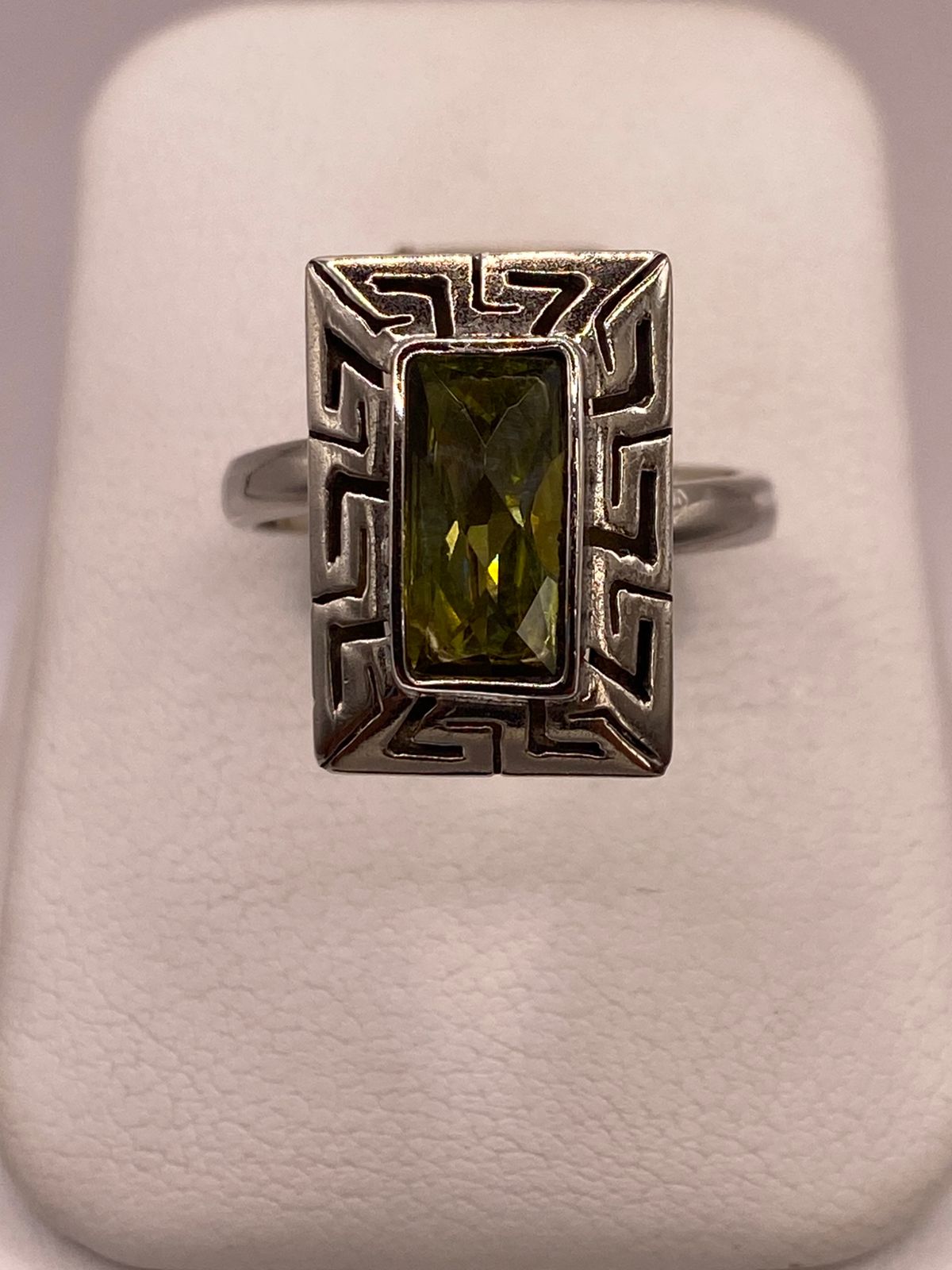 Anillo Ajustable de Plata 925 con Zirconia Verde Olivo, Diseño Rectangular con Grecas en báscula mostrando peso