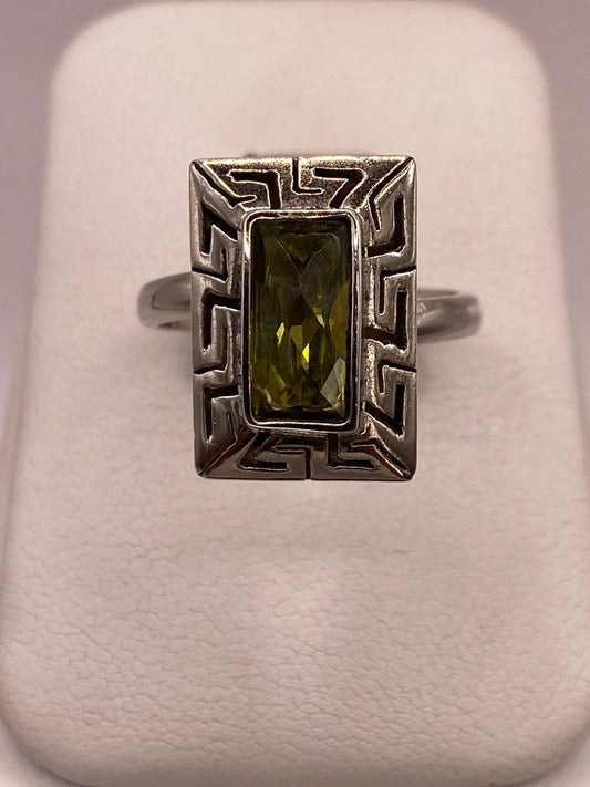 Anillo Ajustable de Plata 925 con Zirconia Verde Olivo, Diseño Rectangular con Grecas en báscula mostrando peso