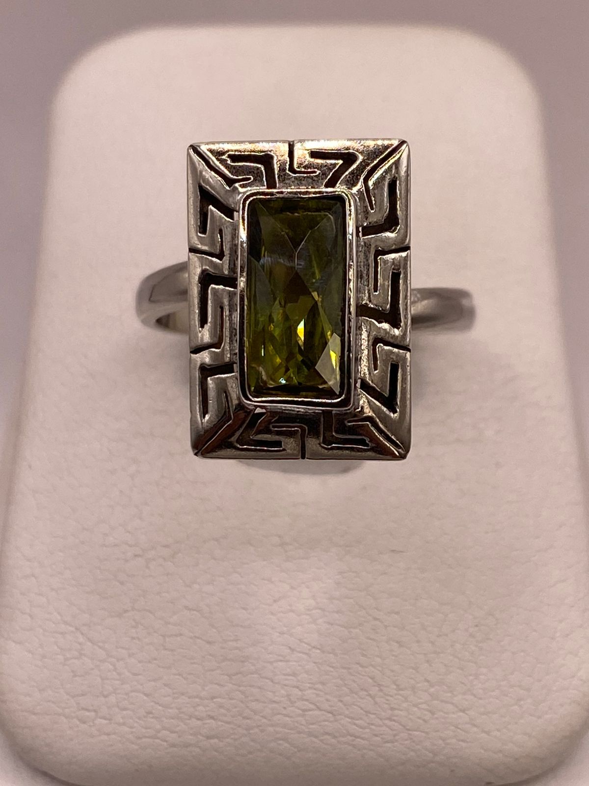 Anillo Ajustable de Plata 925 con Zirconia Verde Olivo, Diseño Rectangular con Grecas, vista de detalle