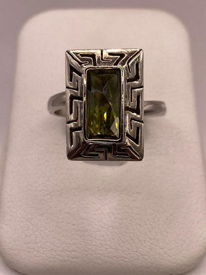 Anillo Ajustable de Plata 925 con Zirconia Verde Olivo, Diseño Rectangular con Grecas, vista de detalle