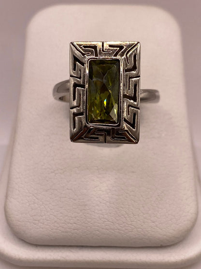 Anillo Ajustable de Plata 925 con Zirconia Verde Olivo, Diseño Rectangular con Grecas, vista frontal