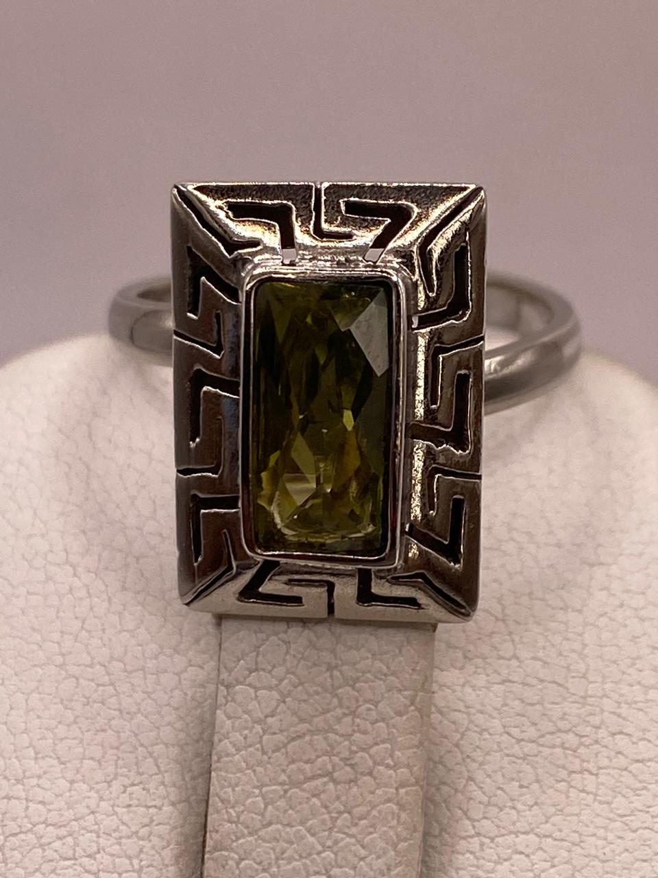 Anillo Ajustable de Plata 925 con Zirconia Verde Olivo, Diseño Rectangular con Grecas, vista superior