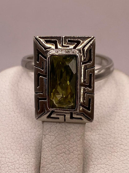 Anillo Ajustable de Plata 925 con Zirconia Verde Olivo, Diseño Rectangular con Grecas, vista superior