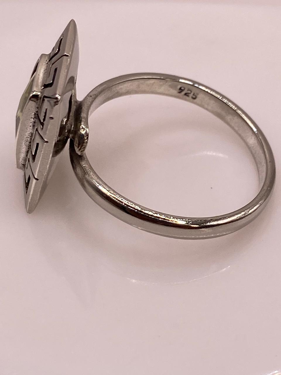 Anillo Ajustable de Plata 925 con Zirconia Verde Olivo, Diseño Rectangular con Grecas, sello de autenticidad Plata Ley .925