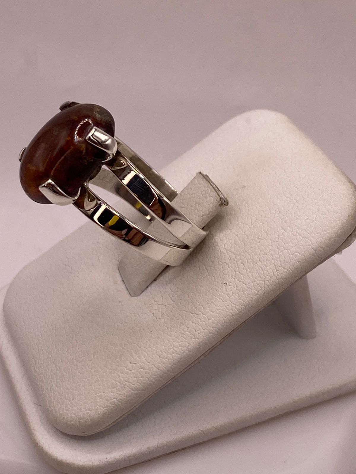 Anillo de Ámbar en Plata Ley .925, vista lateral