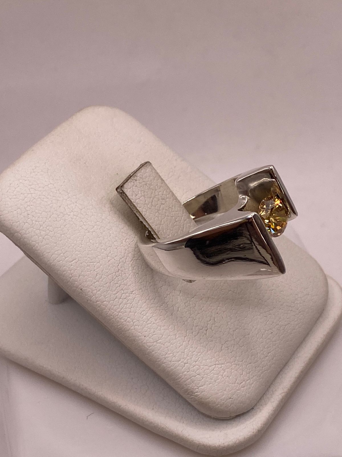 Anillo Artesanal con Zirconia en Plata Ley .925, vista frontal