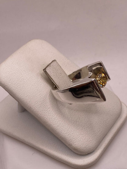 Anillo Artesanal con Zirconia en Plata Ley .925, vista frontal