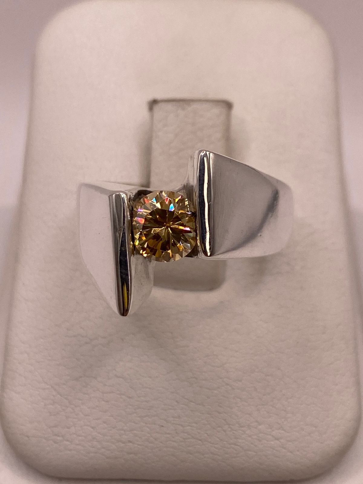 Anillo Artesanal con Zirconia en Plata Ley .925, vista lateral
