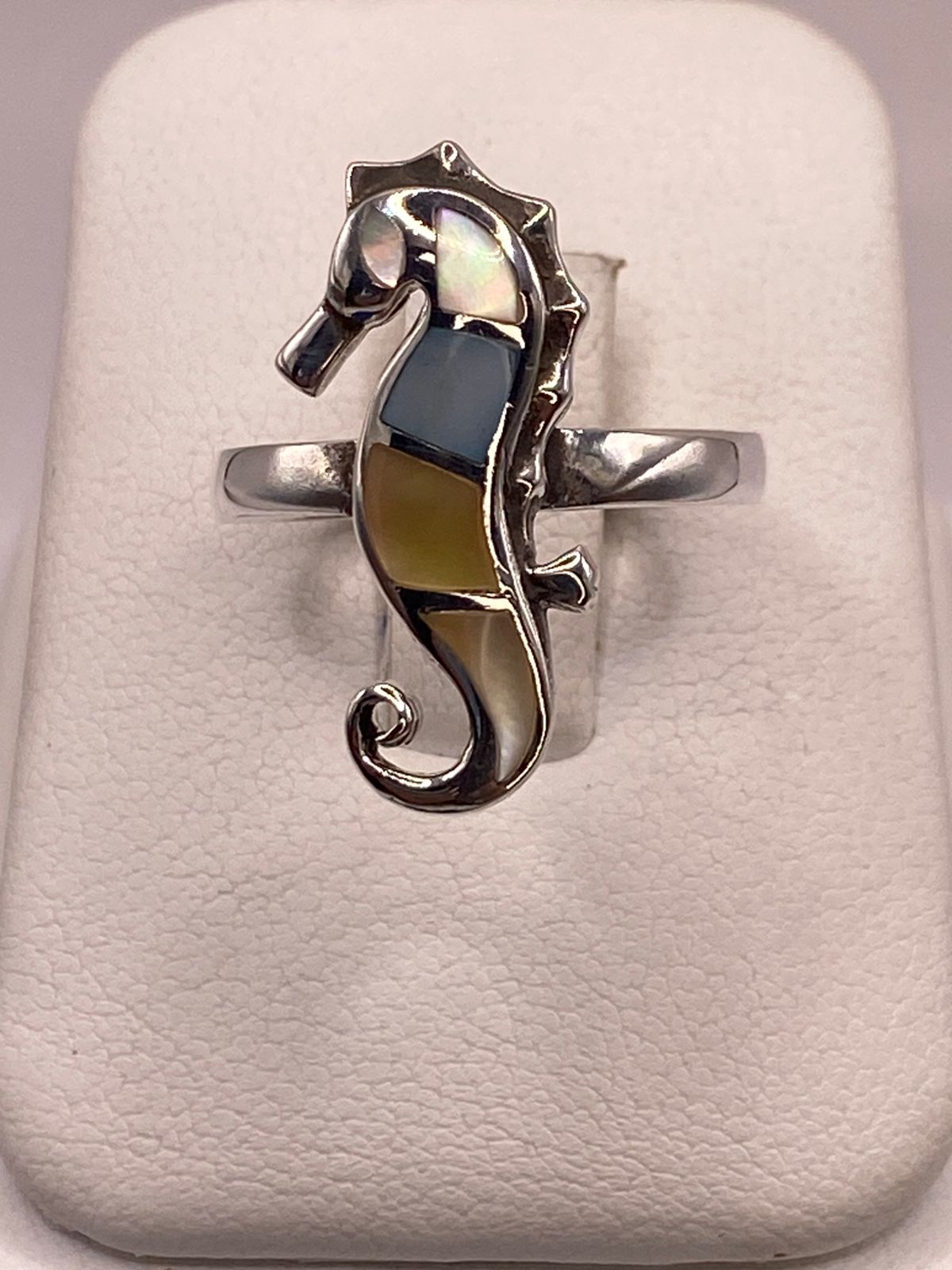 Anillo Artesanal Caballito de Mar de Plata Ley 925 con Nácar Multicolor, vista frontal