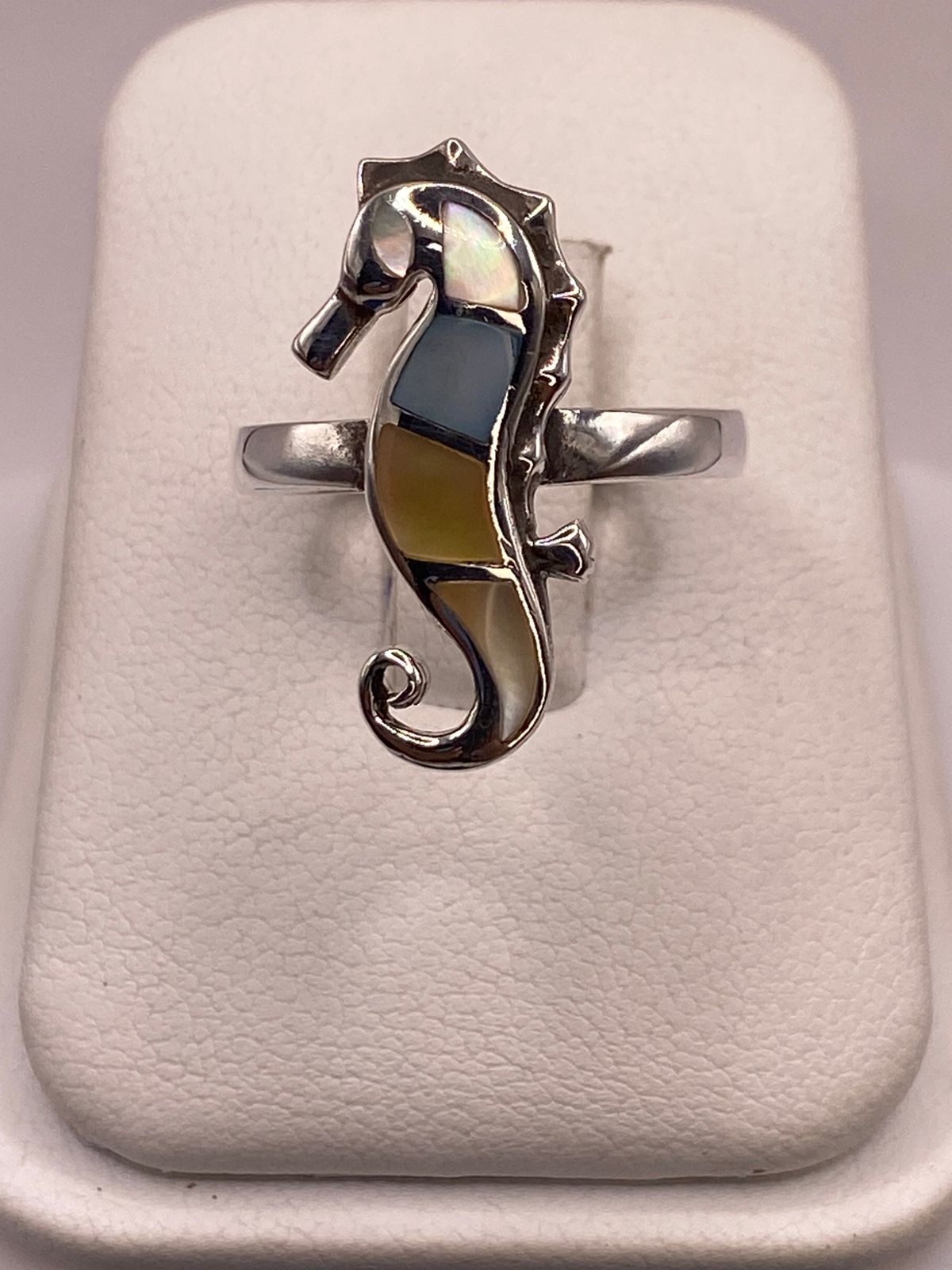 Anillo Artesanal Caballito de Mar de Plata Ley 925 con Nácar Multicolor en báscula mostrando peso
