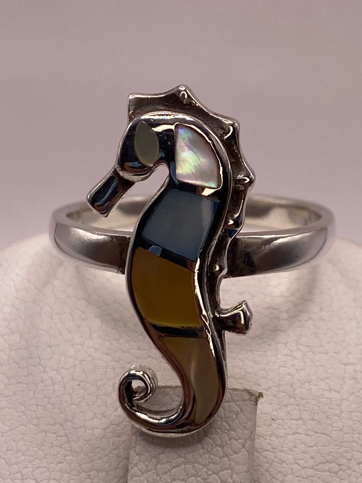 Anillo Artesanal Caballito de Mar de Plata Ley 925 con Nácar Multicolor, sello de autenticidad Plata Ley .925