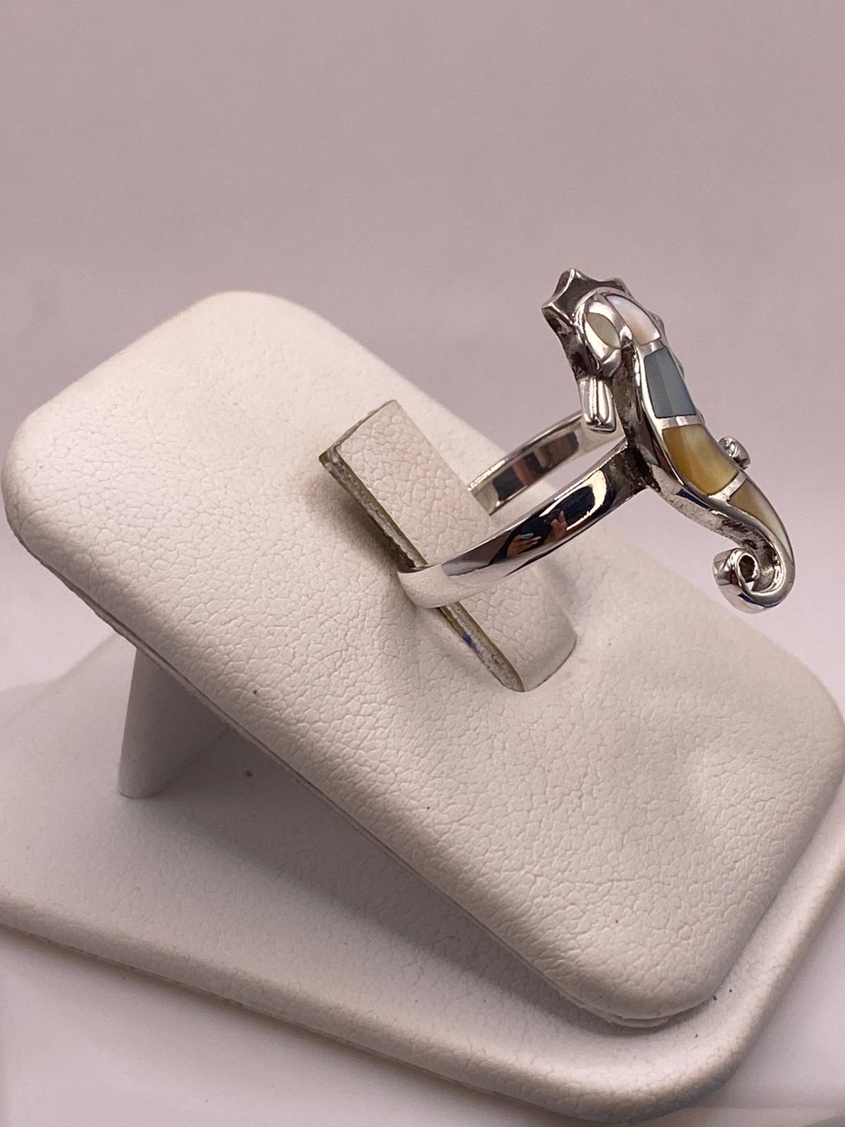 Anillo Artesanal Caballito de Mar de Plata Ley 925 con Nácar Multicolor, vista lateral