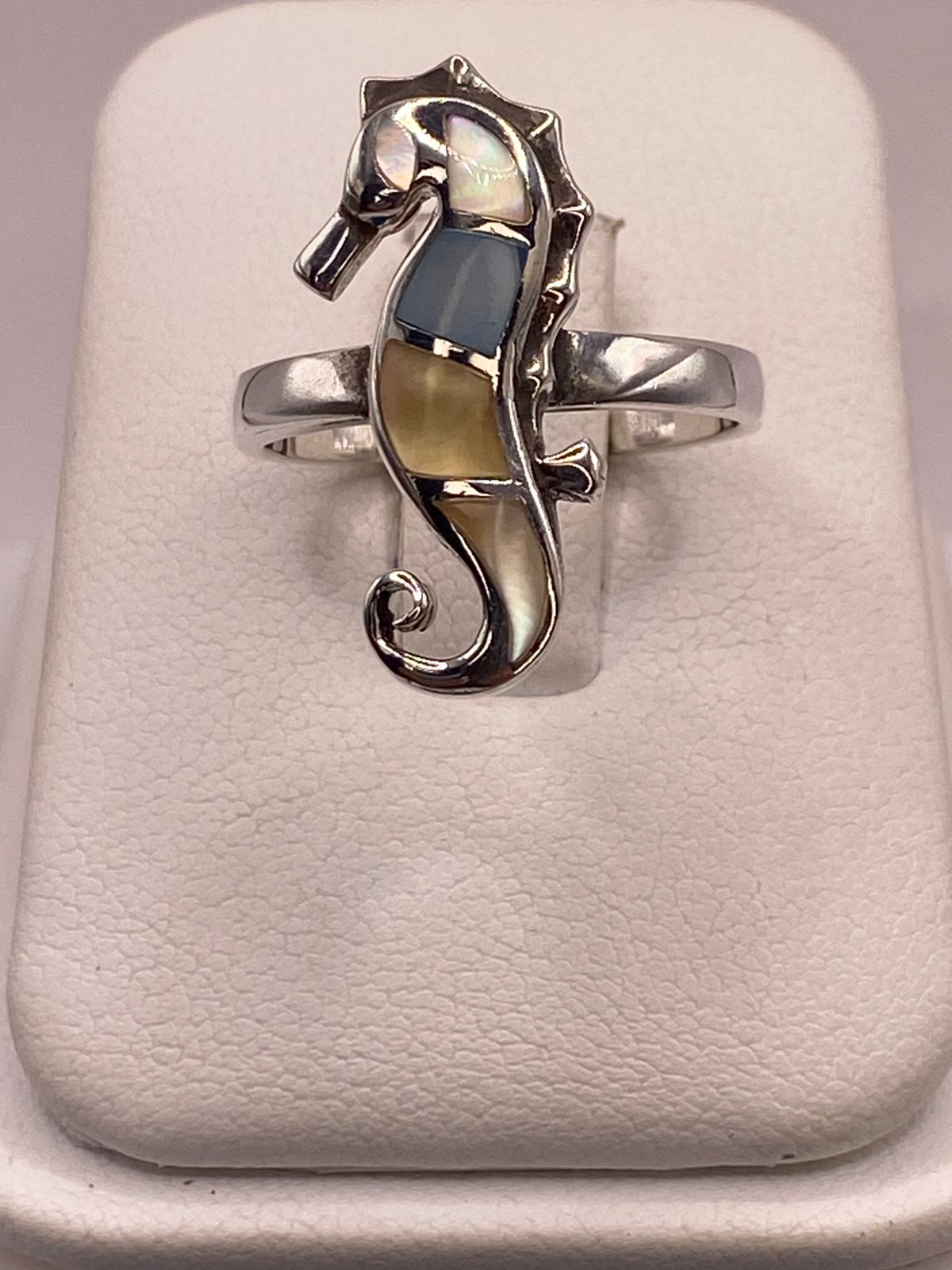 Anillo Artesanal Caballito de Mar de Plata Ley 925 con Nácar Multicolor, vista superior