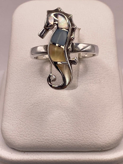 Anillo Artesanal Caballito de Mar de Plata Ley 925 con Nácar Multicolor, vista superior