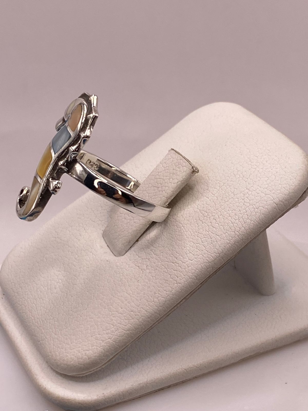 Anillo Artesanal Caballito de Mar de Plata Ley 925 con Nácar Multicolor, vista de detalle