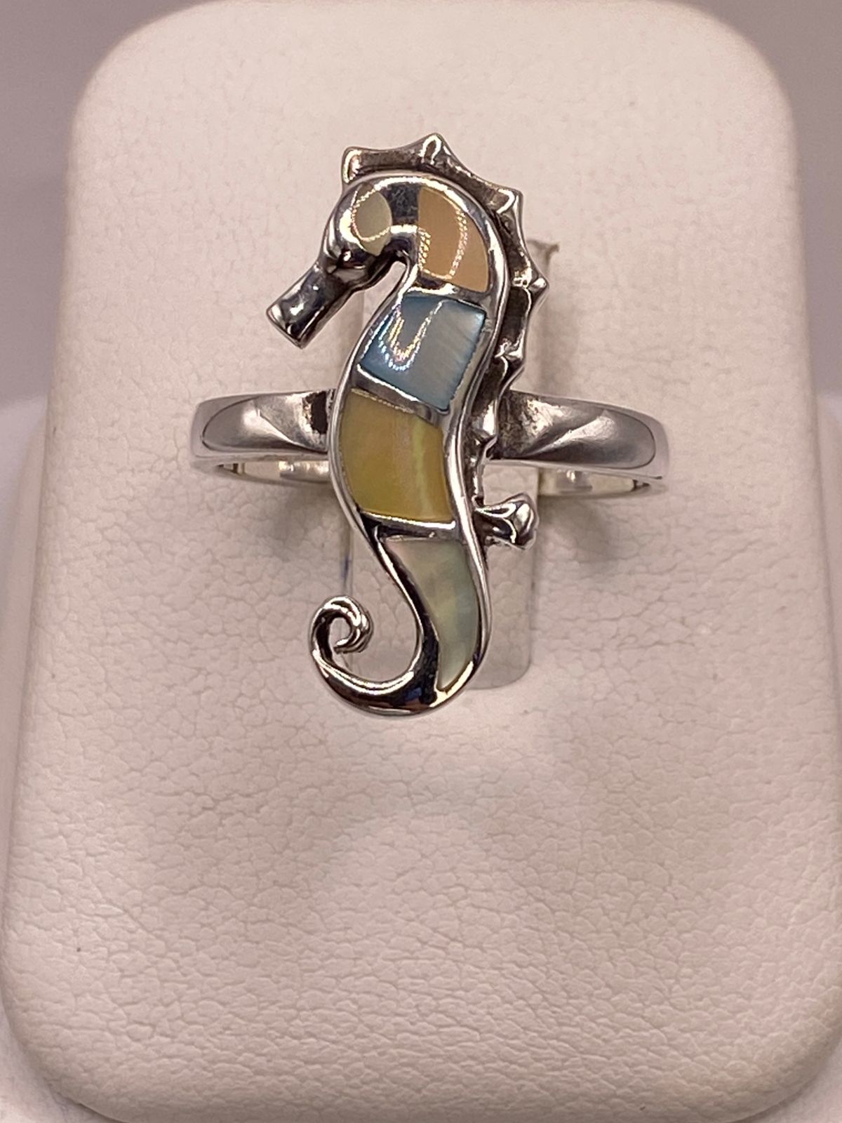 Anillo Artesanal Caballito de Mar de Plata Ley 925 con Nácar Multicolor en báscula mostrando peso
