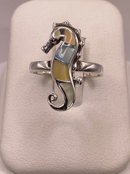 Anillo Artesanal Caballito de Mar de Plata Ley 925 con Nácar Multicolor en báscula mostrando peso