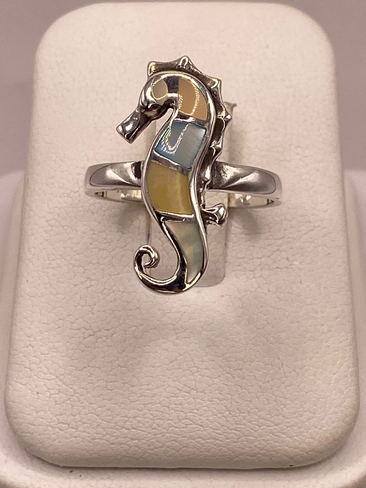 Anillo Artesanal Caballito de Mar de Plata Ley 925 con Nácar Multicolor, vista superior