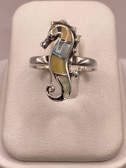 Anillo Artesanal Caballito de Mar de Plata Ley 925 con Nácar Multicolor, vista superior
