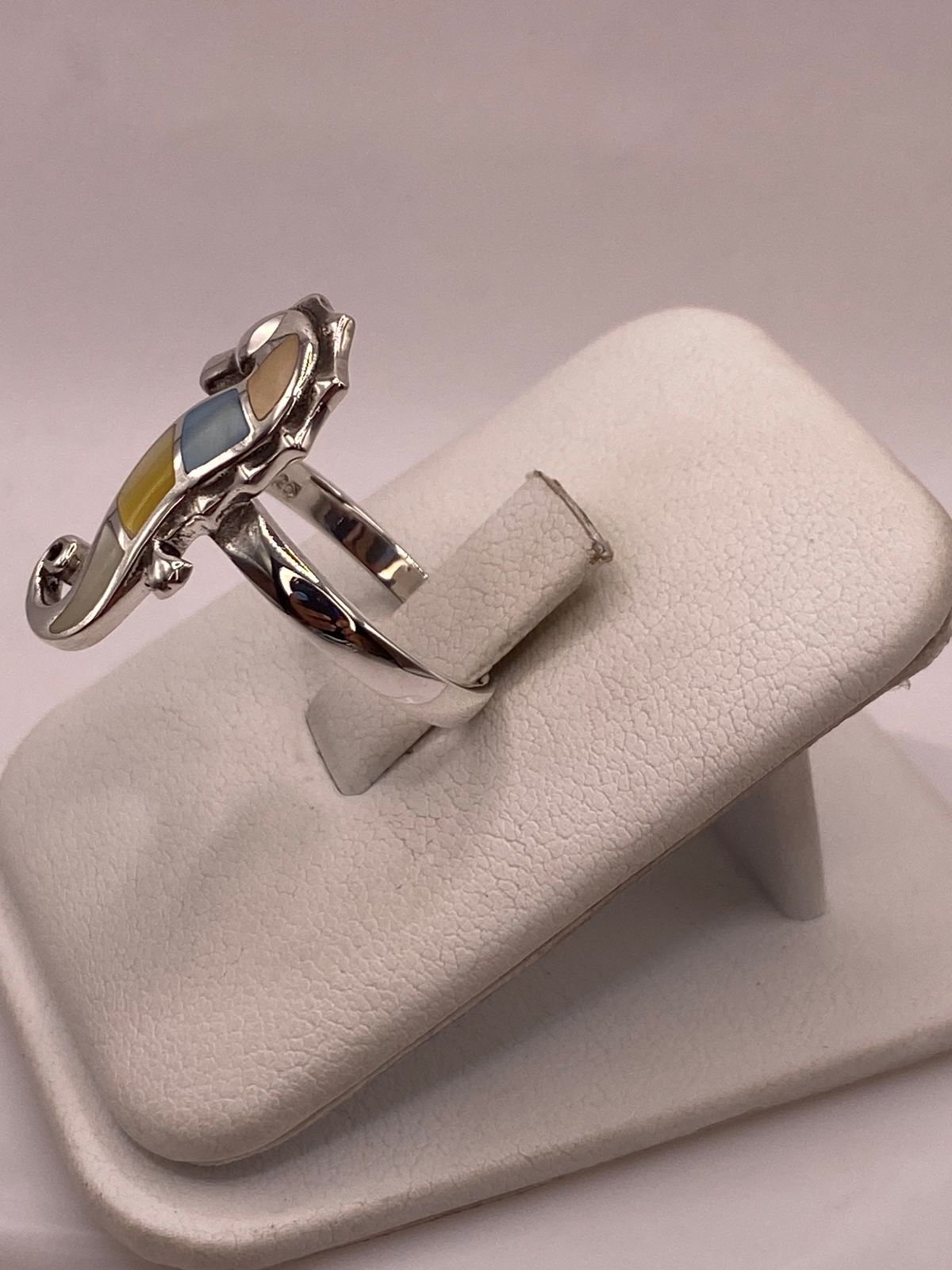 Anillo Artesanal Caballito de Mar de Plata Ley 925 con Nácar Multicolor, vista lateral
