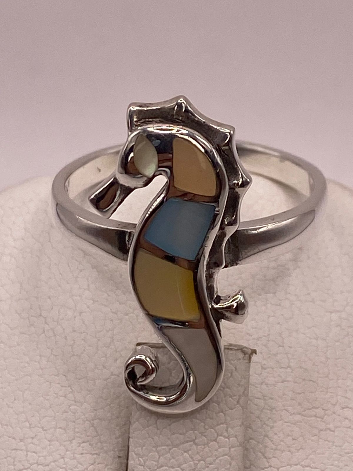 Anillo Artesanal Caballito de Mar de Plata Ley 925 con Nácar Multicolor, sello de autenticidad Plata Ley .925