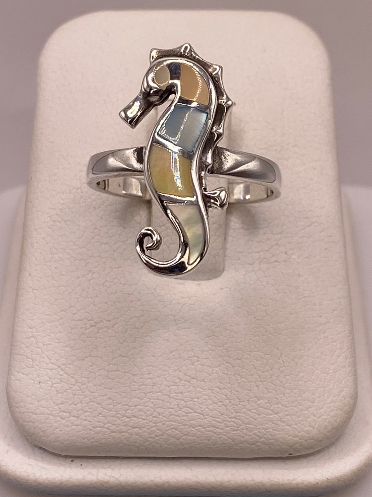 Anillo Artesanal Caballito de Mar de Plata Ley 925 con Nácar Multicolor, vista frontal