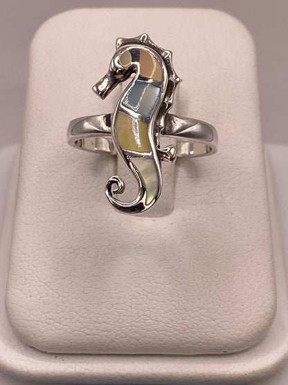 Anillo Artesanal Caballito de Mar de Plata Ley 925 con Nácar Multicolor, vista frontal