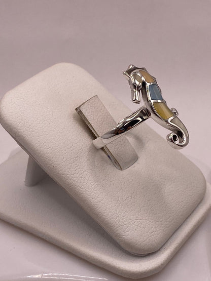 Anillo Artesanal Caballito de Mar de Plata Ley 925 con Nácar Multicolor, vista de detalle